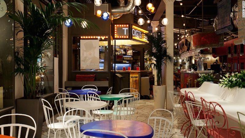 Los 25 mejores restaurantes del mundo en 2017 | 25. Tickets (Barcelona) — Las innovadoras tapas para picar son distintivas en Tickets, el proyecto favorito de los hermanos Ferrán y Adrià. El interior lúdico del restaurante es un guiño a Willy Wonka y su fábrica de chocolates. Navega en la galería para ver los 25 mejores restaurantes del mundo.