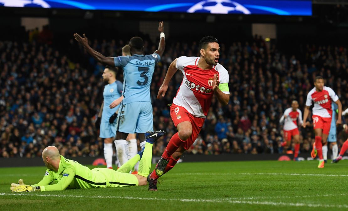 Radamel Falcao García al anotarle al Manchester City en los octavos de final de la Liga de Campeones.