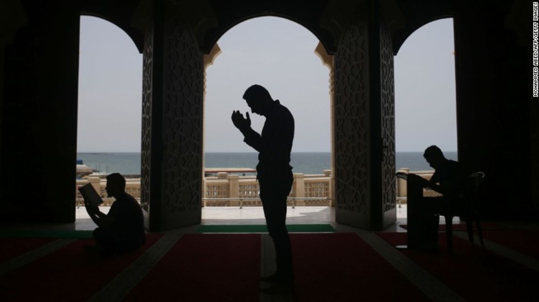 Palestinos rezan en la mezquita de al-Khaldi, en la ciudad de Gaza, durante el mes santo del Ramadán.