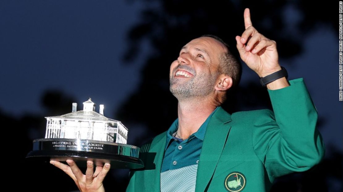 El español Sergio García celebra con el trofeo del Masters durante la ceremonia de la chaqueta verde.