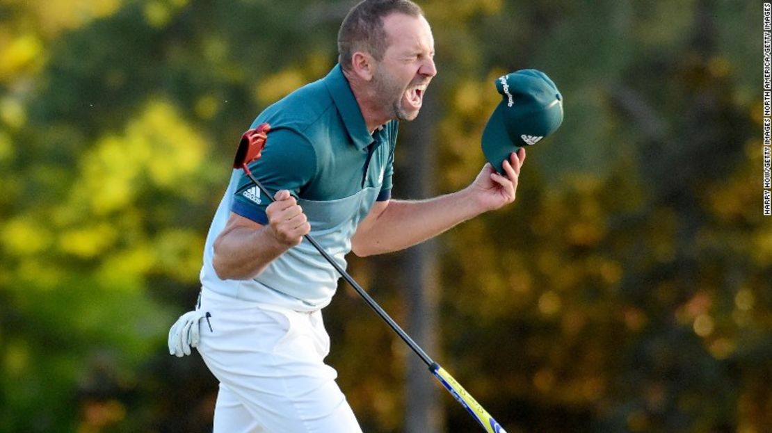 El español Sergio García celebra tras derrotar al inglés Justin Rose en el primer hoyo de la serie de eliminación.