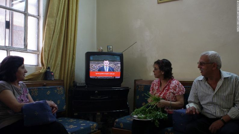 Una familia siria escucha un poco frecuente discurso de Bashar al Assad en la televisión, el 3 de junio del 2012. El presidente afirma ese día que su gobierno enfrenta una conspiración internacional para destruir Siria y culpa a unos "monstruos" por la masacre de Houla.