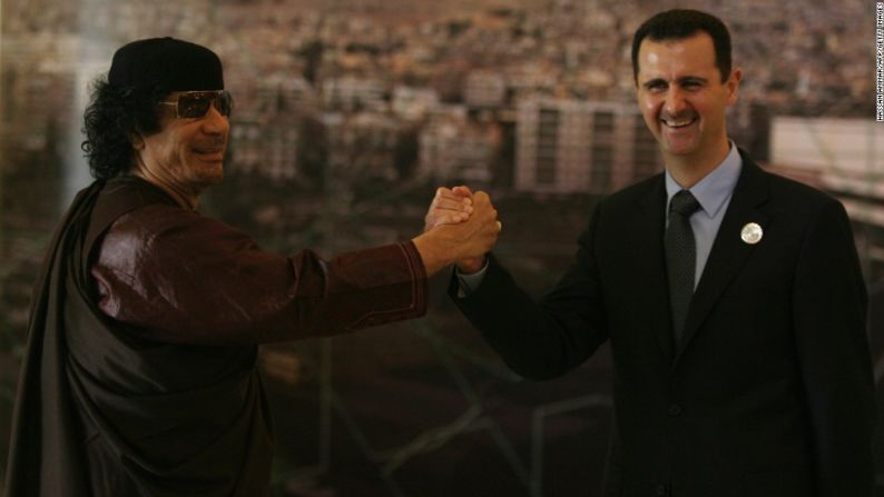 Moammar Gadafi y Bashar al Assad se dan la mano durante la inauguración de la Cumbre Árabe en Damasco, el 29 de marzo del 2008.