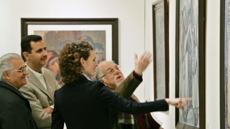 Bashar y Asma al Assad escuchan al artista sirio Elias al-Zayat, durante una visita a una exposición en el Museo Nacional de Damasco, el 23 de febrero del 2008.