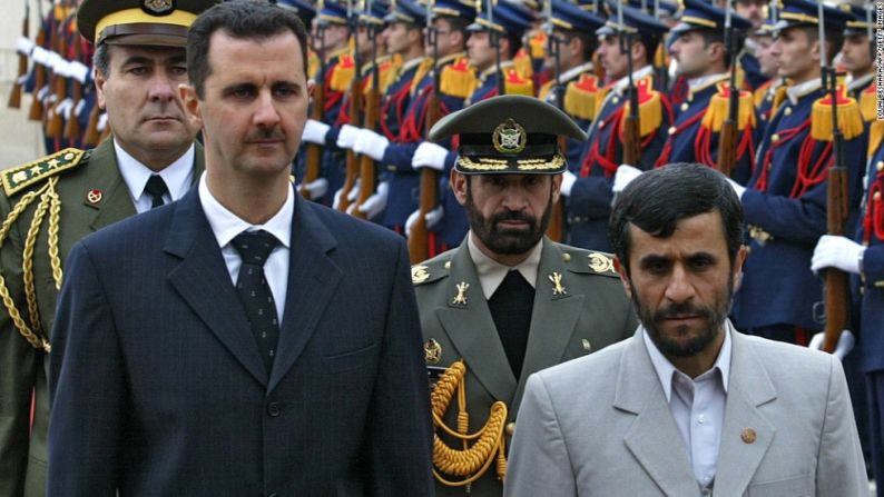 El presidente sirio recibe en el aeropuerto de Damasco a su homólogo iraní, Mahmoud Ahmadinejad, el 19 de enero del 2006.