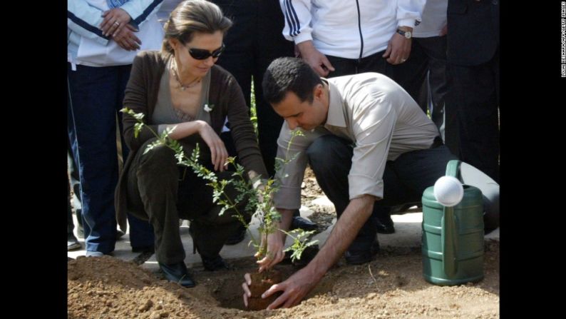 Al Assad y su esposa Asma plantan un jazmín en la ciudad vieja de Damasco, el 27 de abril del 2007.