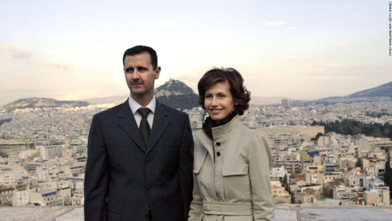 Al Assad y su esposa, Asma, posan durante una visita a la Acrópolis, en Atenas, el 15 de diciembre del 2003.