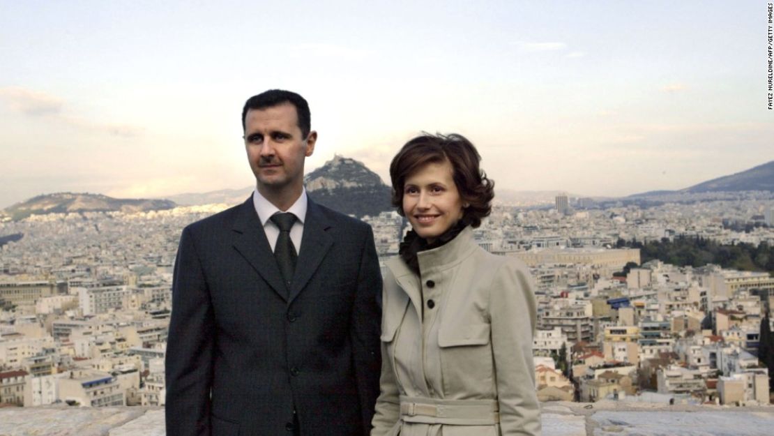 Al-Assad y su esposa, Asma, posan durante una visita a la Acrópolis, en Atenas, el 15 de diciembre del 2003.