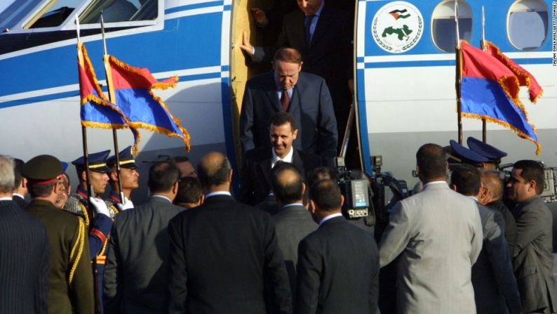 Al Assad llega al aeropuerto internacional de Egipto, el 28 de febrero del 2003.