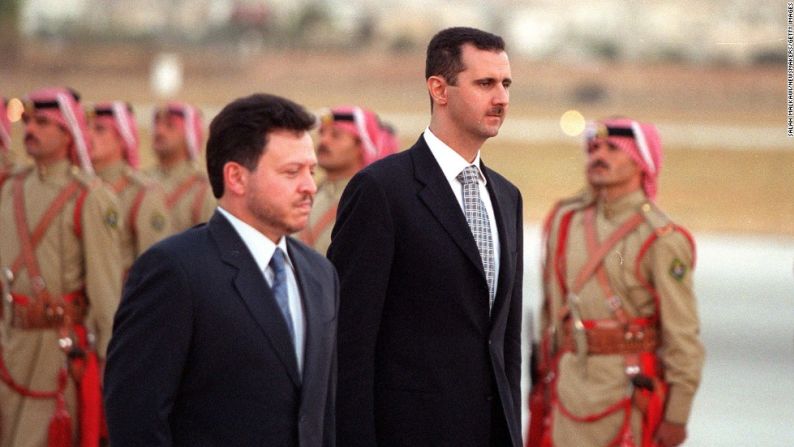 El rey de Jordania Abdullah II y Bashar al Assad durante una visita de Estado del presidente sirio a Amán, el 18 de octubre del 2000.