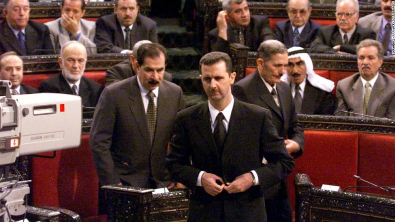 Al Assad se prepara para dar su primer discurso como presidente ante el Parlamento sirio, el 17 de julio del 2000. Días antes, el Parlamento aprobó por unanimidad su candidatura para reemplazar a su padre en el poder.