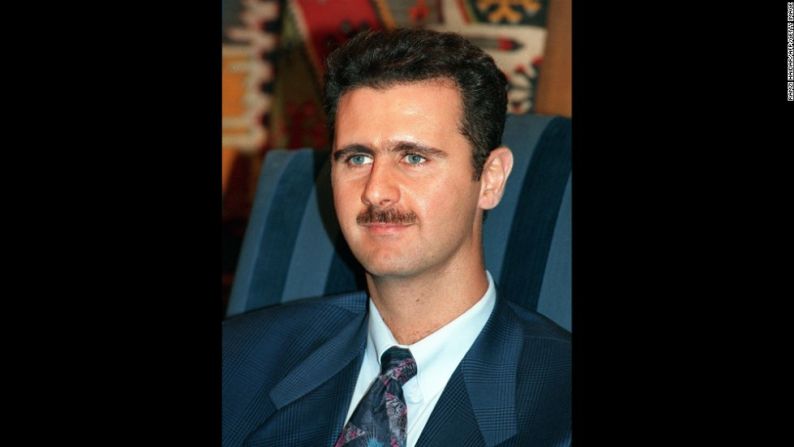 Al Assad en una foto de 1997, cuando su padre, el entonces presidente Hafez al Assad, reorganizó la cúpula del Ejército sirio, en una movida que se cree fue planeada para allanarle el camino al joven al Assad en la política.