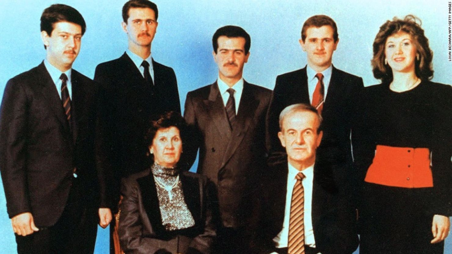 Una foto sin fecha de la familia del presidente de Siria, Bashar al Assad, segundo de izquierda a derecha, de pie. Sentados, en primer plano, su padre, el fallecido presidente Hafez al Assad, y su madre, Anisa. De pie lo acompañan sus hermanos: Maher, Bassel, Majd y Bushra.
