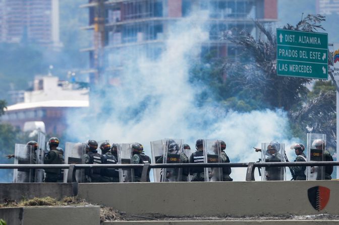 Miembros de la Guardia Nacional Bolivariana durante un enfrentamiento con manifestantes de la oposición.