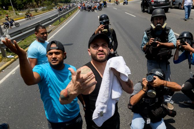 El cantante venezolano 'Nacho' durante la protesta del 10 de abril en Caracas.