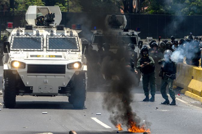 La ofensiva de la GNB en contra de los manifestantes de la oposición.