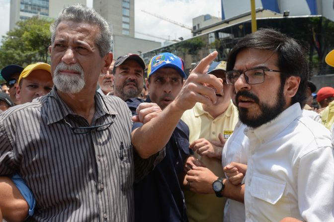 Henrique Capriles (centro) y los diputados Americo De Grazia (izquierda) y Miguel Pizzarro (derecha) durante la protesta del 10 de abril en Caracas. Capriles fue recientemente inhabilitado políticamente por el gobierno de Maduro por 15 años.