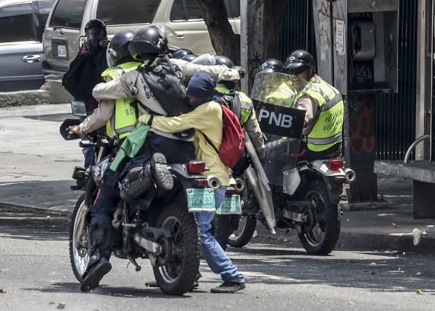 Algunos miembros motorizados de la Policía Nacional Bolivariana durante las protestas del 10 de abril.