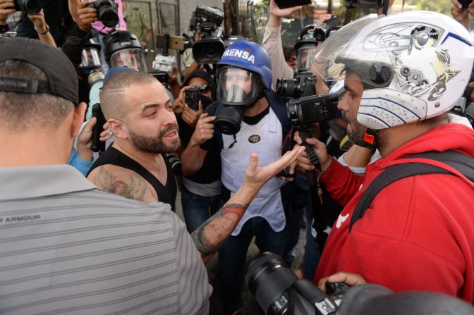 El cantante Miguel Ignacio Mendoza, conocido también como Nacho, estuvo presente en las protestas del 10 de abril.