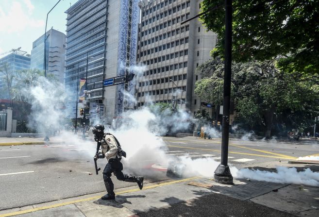 Los manifestantes exigen que se respete la democracia en el país.