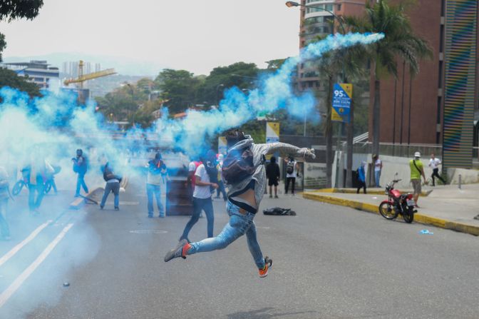 Una bomba lacrimógena con gas de color azul fue lanzada en contra de los manifestantes.