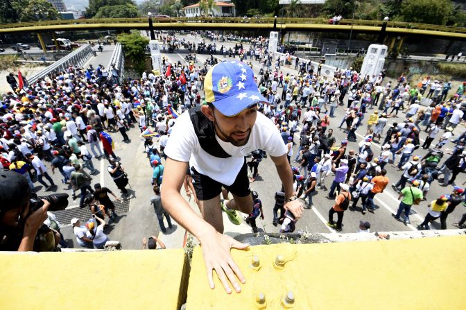 La marcha de la oposición comenzó en Chacaito, al este de la capital.