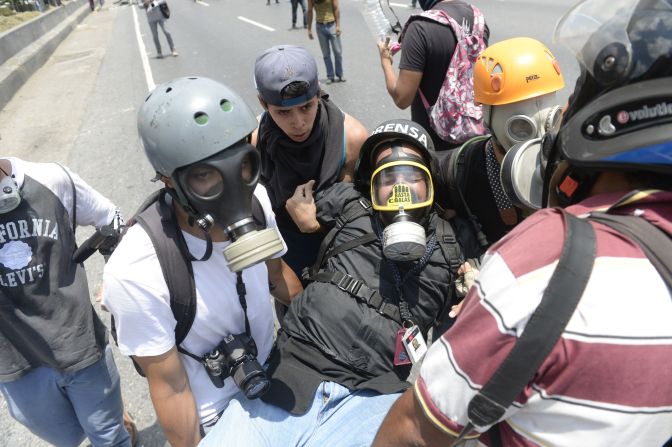 Un periodista es cargado por colegas durante la protesta del 10 de abril en Caracas.