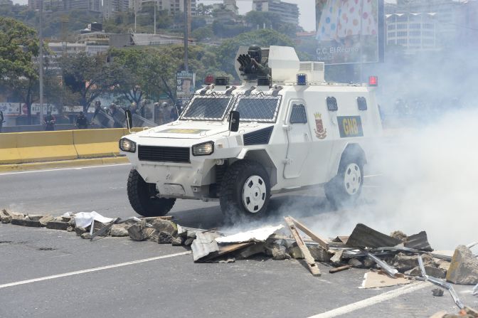 Un camión de la Guardia Nacional frente a una guarimba colocada por manifestantes de la oposición.