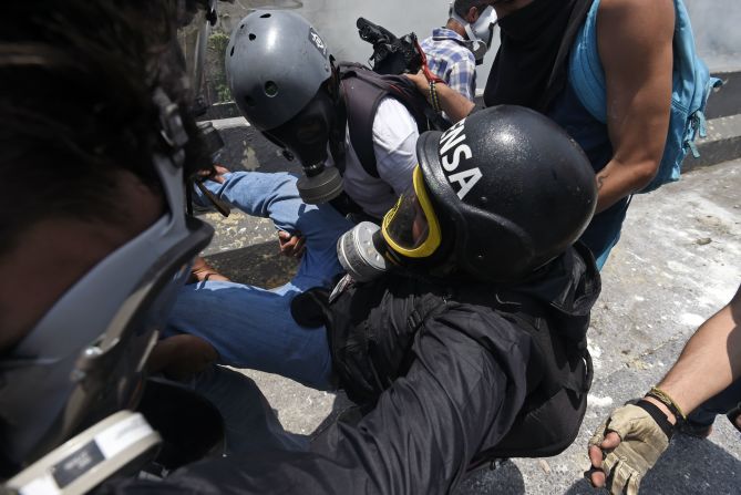 Un periodista es asistido por colegas durante la protesta del 10 de abril en la capital venezolana.