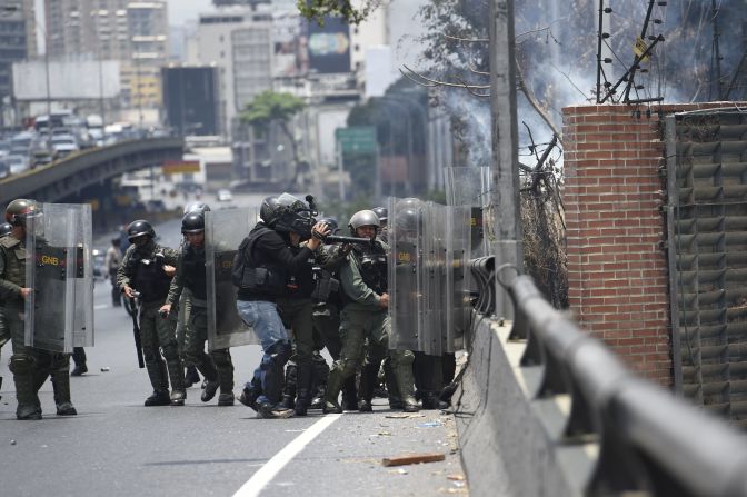 La Guardia Nacional Bolivariana desde un puente en la ciudad de Caracas.