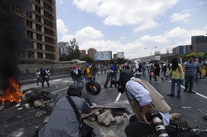 Los manifestantes armaron 'guarimbas' con cauchos y piedras.