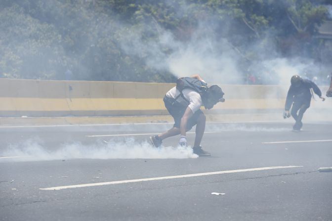 También, los manifestantes regresaron las bombas lacrimógenas a la GNB.