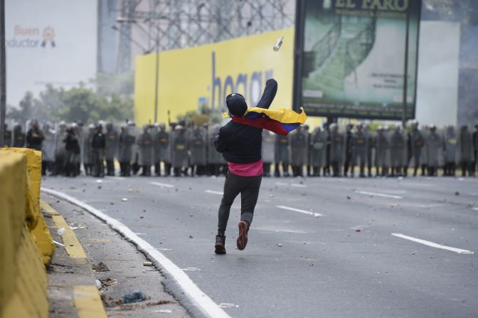 Los manifestantes lanzaron piedras y botellas como muestra esta foto.