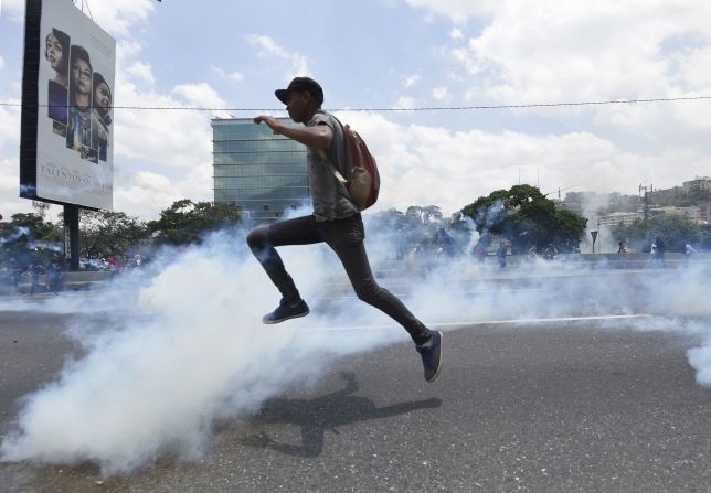 La Guardia Nacional y la Policía Nacional Bolivariana lanzaron bombas lacrimógenas en contra de los manifestantes.