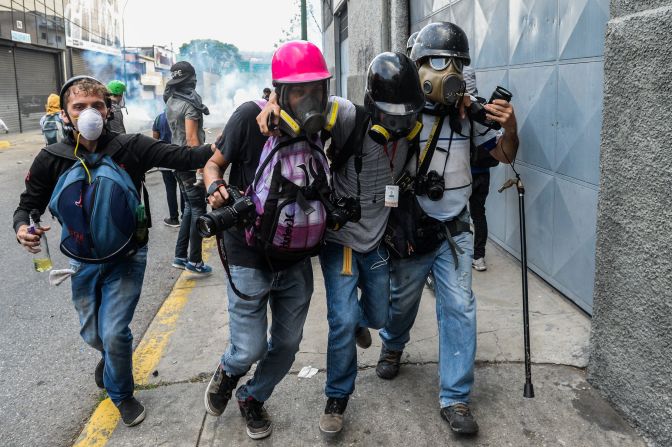 Un periodista que resultó herido durante las protestas del 10 de abril es trasladado con la ayuda de sus colegas.