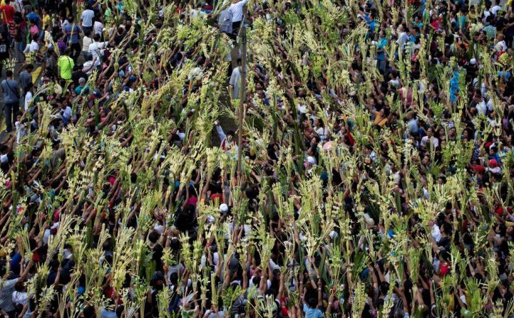 Un miembro de la Iglesia católica bendice las palmas durante el Domingo de Ramos en Bulcan, al norte de Manila, Filipinas.