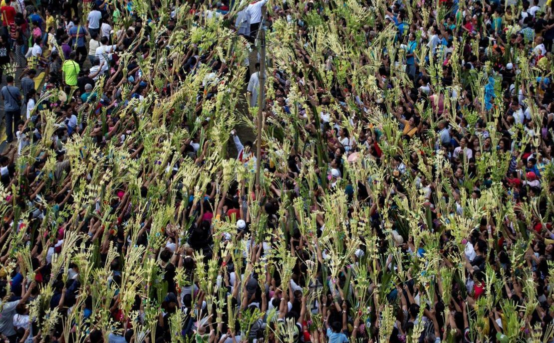 Un miembro de la Iglesia católica bendice las palmas durante el Domingo de Ramos en Bulcan, al norte de Manila, Filipinas. Mira cómo celebran Semana Santa alrededor del mundo en esta galería.