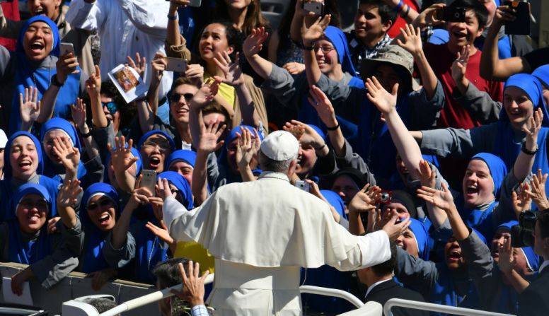 El papa Francisco saluda a un grupo de monjas al final de la misa del Domingo de Ramos en la Plaza de San Pedro en El Vaticano.