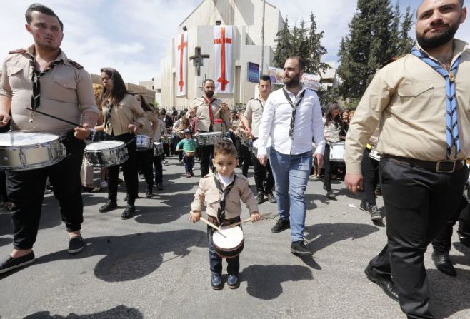 Cristianos ortodoxos de Siria participan en una procesión el Domingo de Ramos en la Iglesia de San Elías en Damasco.