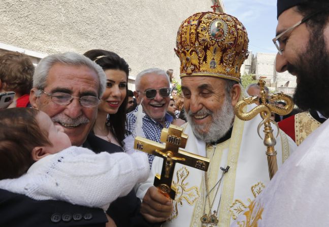 El obispo cristiano ortodoxo de Siria asiste a una procesión el Domingo de Ramos en Damasco. Siria vive desde hace 6 años una intensa guerra que a principios de abril de este año llegó a un punto clímax con lo que se cree que fue un ataque con armas químicas en la población de Idlib.