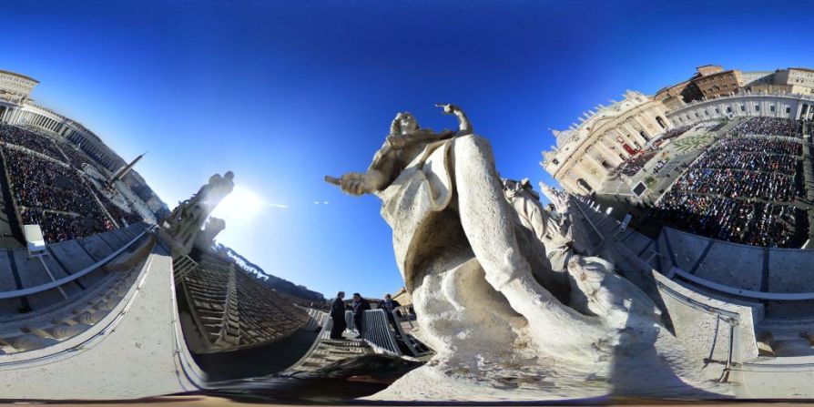 Vista de 360 grados de la Plaza de San Pedro en El vaticano antes de la misa por el Domingo de Ramos, que marca el último domingo de la Cuaresma y el inicio de la Semana Santa que celebra la entrada triunfal de Cristo a Jerusalén antes de que fuera crucificado. Mira cómo celebran Semana Santa alrededor del mundo en esta galería.