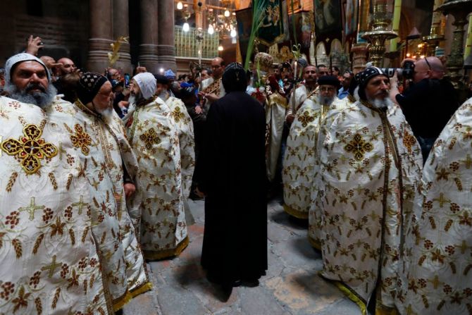 Cristianos coptos de Egipto celebran el Domingo de Ramos con una procesión en la Iglesia del Santo Sepulcro en la vieja ciudad de Jerusalén. Este 8 de abril una iglesia copta fue blanco de un ataque terrorista.