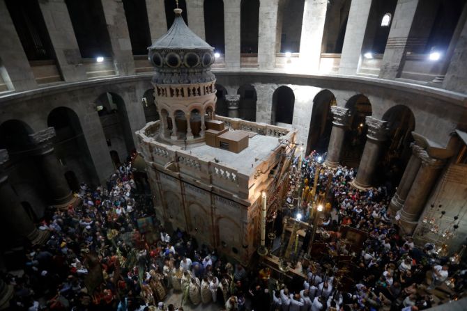 Comunidades de cristianos ortodoxos asisten a la Iglesia del Santo Sepulcro en la ciudad vieja de Jerusalén para celebrar el Domingo de Ramos. Se cree que este es el lugar en el que descansó el cuerpo de Jesucristo.