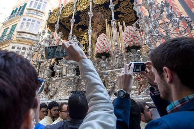 En Málaga, España, la Semana Santa es una celebración especial. Así se ve la procesión de la hermandad Lágrimas y Favores.