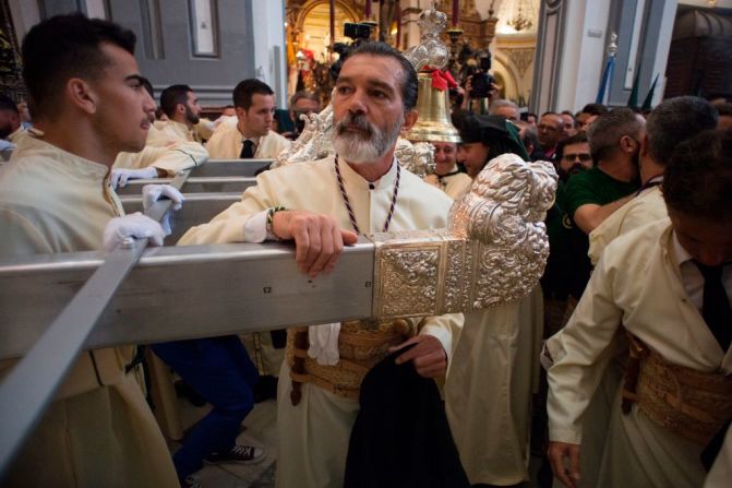 El actor español Antonio Banderas participa de la procesión de la hermandad Lágrimas y Favores. Cristianos de todo el mundo marcan con la Semana Santa la celebración de la crucifixión y resurrección de Cristo.