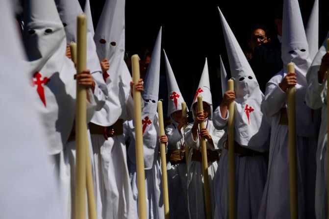 Penitentes de la hermandad de La Borriquita en la procesión de Sevilla, España, durante la Semana Santa.