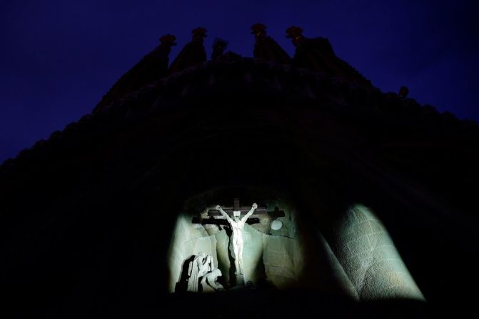 La luz ilumina las 12 esculturas de Jesucristo que representan el día de su crucifixión en la iglesia de la Sagrada Familia en Barcelona.