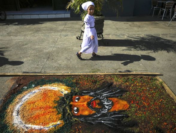 Una imagen de Cristo hecha con polvo de colores participa en un concurso durante la celebración de Semana Santa en Nicaragua.