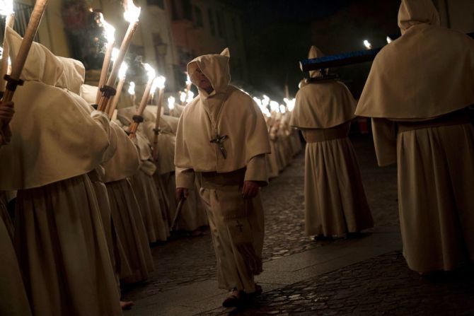 En Zamora, España, penitentes de la hermandad Cristo de la Buena Muerte hacen una procesión en la madrugada del 11 de abril.