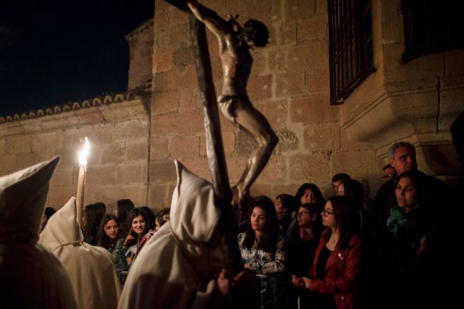 Penitentes en Zamora, España. En este país las celebraciones de Semana Santa son comunes en ciudades y pueblos.